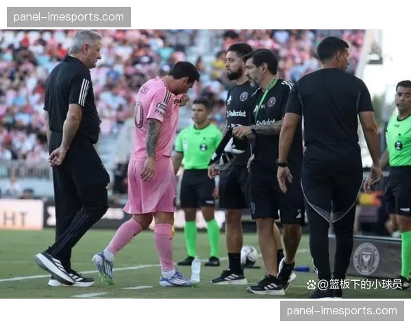 特写：射失点球后，科隆队长赫克茨在球员通道内安慰哭泣的年轻队友。