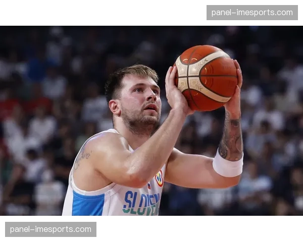 战报：东契奇半场达成三双，独行侠频繁利用挡拆攻击对手换防弱点