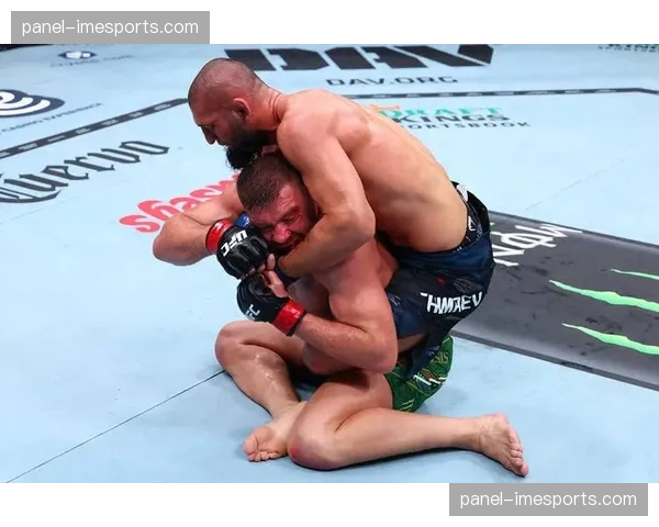 特写:UFC 302赛后,马达耶夫在笼边与哈比布长时间拥抱交谈 特写:UFC 302赛后,马达耶夫在笼边与哈比布长时间拥抱交谈